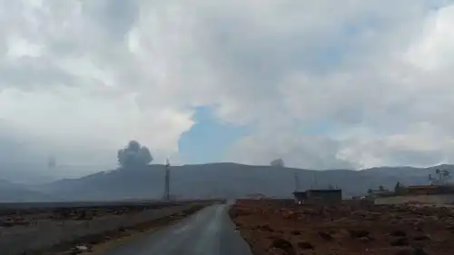 الدخان يتصاعد بعد الغارات