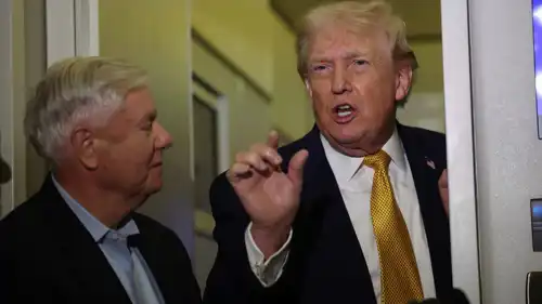 الرئيس الأمريكي دونالد ترامب خلال رده على صحافيين