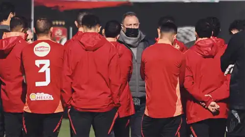 محمود الخطيب في اجتماع سابق مع لاعبي الأهلي