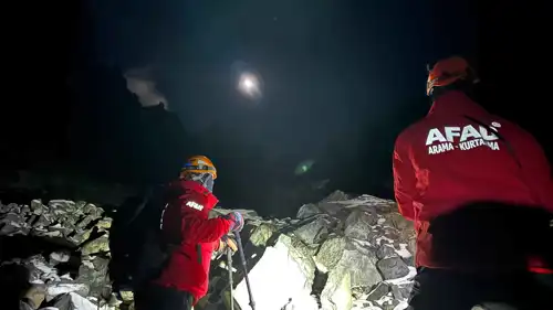 أفراد من الوكالة التركية لإدارة الكوارث (أفاد)