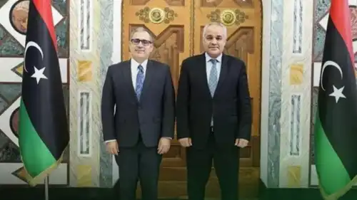 القائم بأعمال سفارة واشنطن (يسارا) مع محافظ مصرف ليبيا