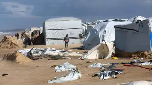 خيام دمرتها الأمطار الغزيرة في خان يونس 