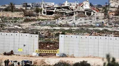 جنود إسرائيليون يقفون على الحدود الإسرائيلية اللبنانية