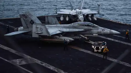 تجهيز مقاتلة أمريكية لشن ضربات على إيران