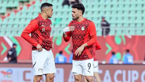 صلاح محسن بالقميص رقم 9 مع مصطفى محمد