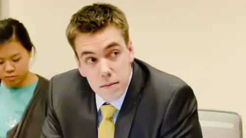 مدير مكتب الشؤون الأفريقية الأمريكي نيك تشيكر