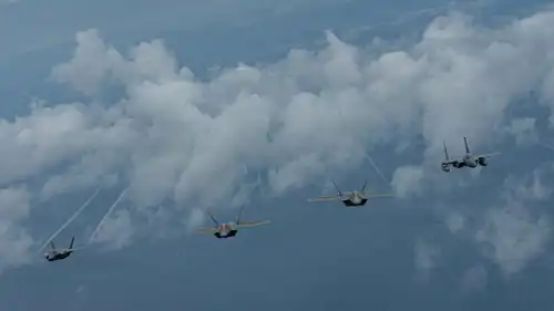 مقاتلات أمريكية تجري مناورات تدريبية 