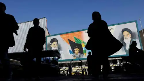 إيرانيون وسط طهران ولافتة لخامنئي والخميني