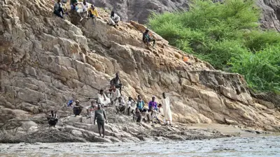 مئات السودانيين عالقون أعلى الجبال 