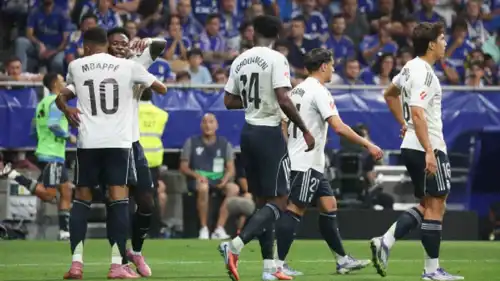 احتفال فينيسيوس مع مبابي