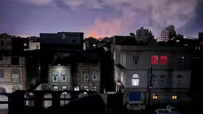 تصاعد النيران والدخان من موقع غارة جوية في صنعاء