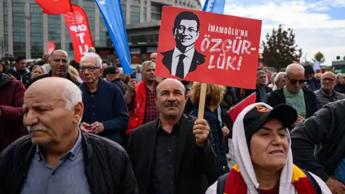 أنصار إمام أوغلو يحملون صورته