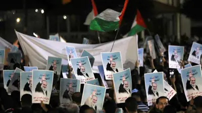 متظاهرون يرفعون صور إسماعيل هنية قرب السفارة الإسرائيلية في عمان