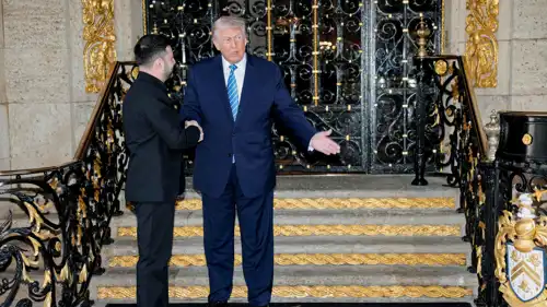 الرئيس الأمريكي دونالد ترامب ونظيره الأوكراني فولوديمير زيلينسكي