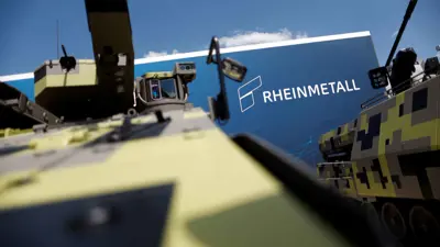 شعار شركة راينميتال معروض في معرض يوروساتوري الدولي للدفاع والأمن في فيلبينت، بالقرب من باريس، فرنسا