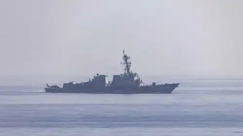 مدمرة أمريكية تشارك في الحصار على الموانئ الإيرانية