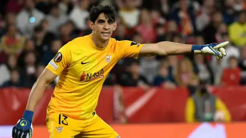 ياسين بونو بألوان إشبيلية الإسباني