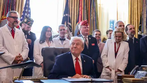 ترامب أثناء توقيعه أمرًا لتخفيف القيود الماريغوانا