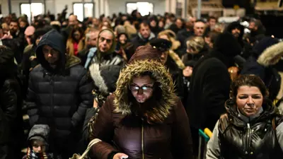 أشخاص يغادرون سانتوريني