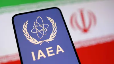 شعار الوكالة الدولية للطاقة الذرية والعلم الإيراني