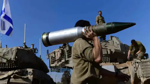 جندي إسرائيلي يحمل قذيفة مدفع