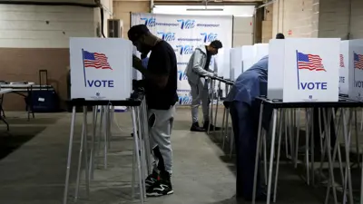 أمريكيون يدلون بأصواتهم في الاقتراع المبكر