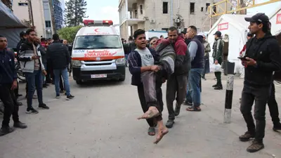 إخلاء أحد المصابين جراء القصف الإسرائيلي في غزة