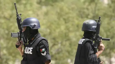 عنصران مسلحان من رجال الأمن الأردني