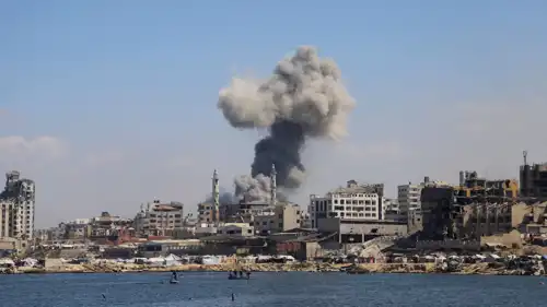 تصاعد الدخان إثر غارة إسرائيلية على مدينة غزة