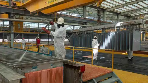 عمال يُعالجون النحاس في مصنعٍ بمنجم تينكي فونغورومي