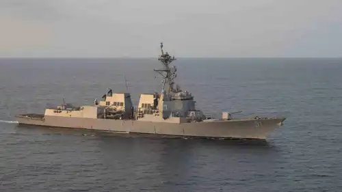 مدمرة أمريكية ضمن السفن التي تفرض حصارا على إيران