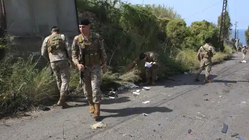 عناصر أمن لبنانيون بالقرب من بلدة الدامور الساحلية