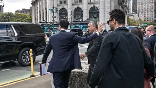 ممداني أثناء اعتراضه من محتجين في منهاتن