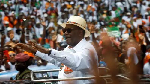 رئيس ساحل العاج الحسن واتارا يلوح بيده لدى وصوله لحضور مؤتمر الحزب الحاكم