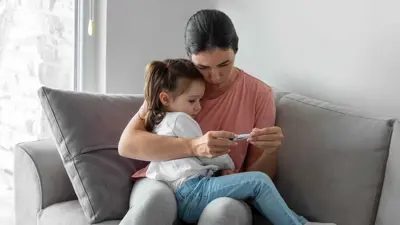 طفلة تُعاني من الحمى 