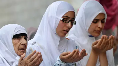 نساء يصلين في أحد المساجد