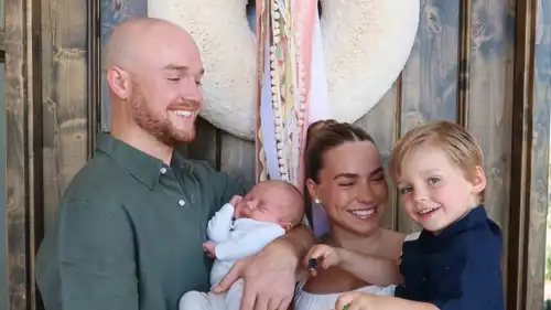  إميلي كايزر برفقة زوجها وطفلها الراحل