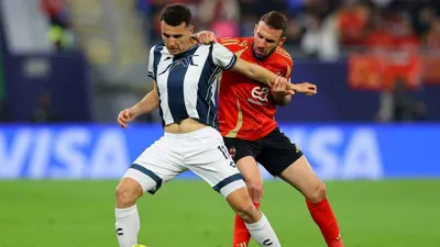 أسامة الإدريسي خلال مباراة الأهلي وباتشوكا