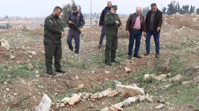  شرطة حلب خلال تفقدها المقبرة الجماعية