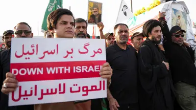 شخص يحمل لافتة الموت لإسرائيل بعد اغتيال حسن نصر الله