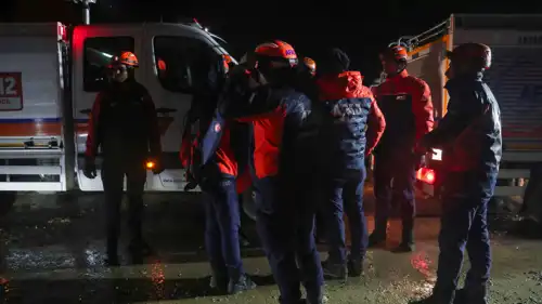  فرق البحث والإنقاذ التركية في موقع تحطم طائرة رئيس أركان الجيش الليبي