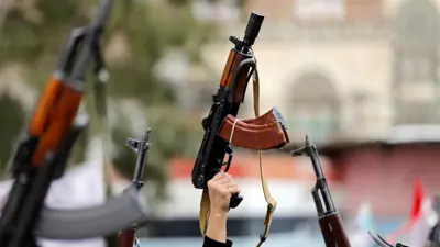 أسلحة بأيدي مقاتلين حوثيين