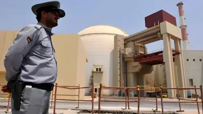 حارس أمن أمام إحدى المنشآت النووية في إيران