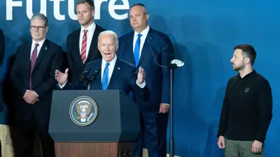 زيلينسكي إلى جانب بايدن خلال قمة الناتو