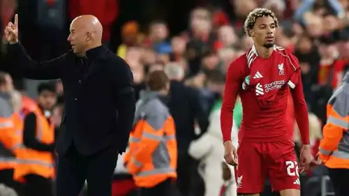 أرني سلوت مدرب ليفربول مع هوغو إيكتيكي