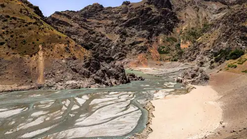 صورة لمدخل المياه المنخفض لنهر المنبع الواقع أعلى سد أمير