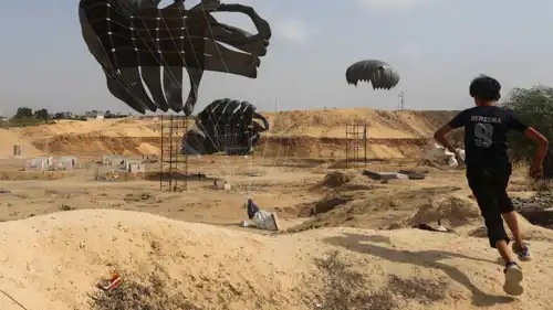 طفل في غزة يركض نحو المساعدات