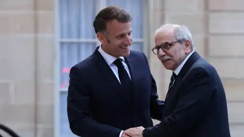 ماكرون مستقبلا رئيس الوزراء اللبناني