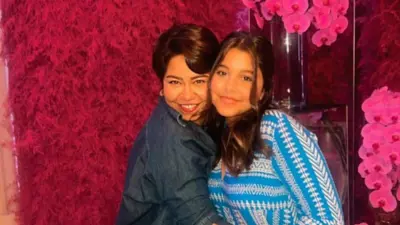 شيرين عبد الوهاب مع ابنتها هنا 