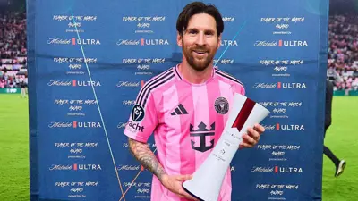 ميسي مع جائزة رجل المباراة